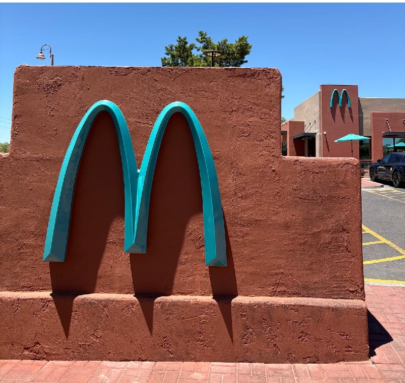 Le célèbre McDonald's aux arches turquoise de Sedona, en Arizona, le seul McDonald's au monde avec un logo bleu.